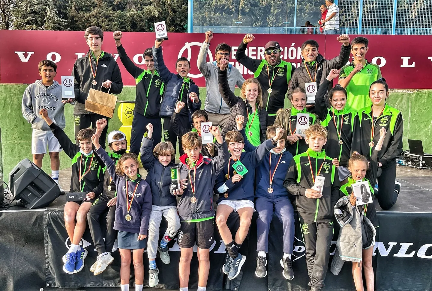 Jugadores del club celebrando premios