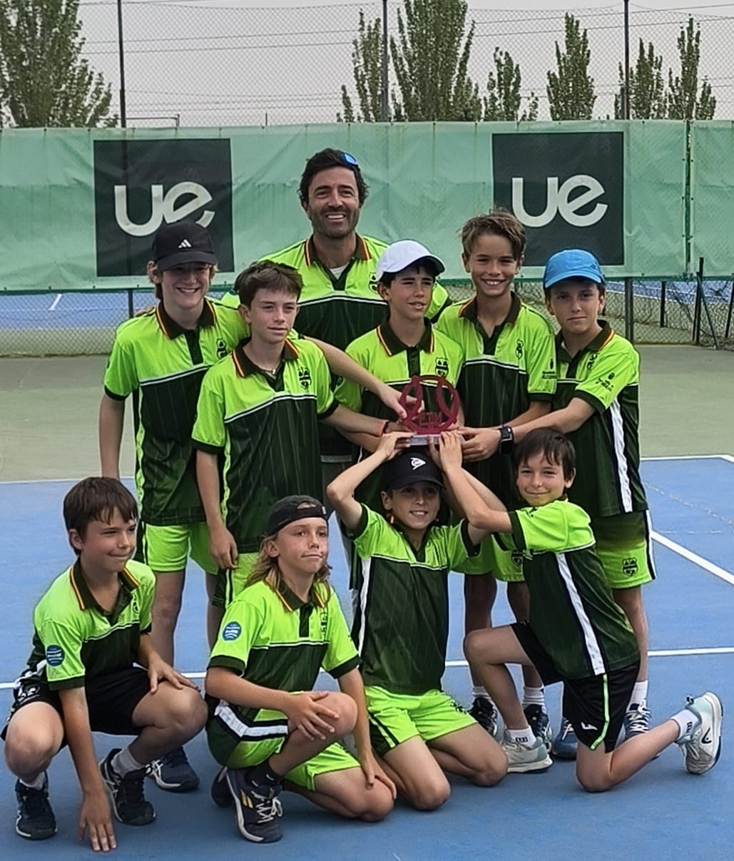 Equipo del club con trofeo en pista