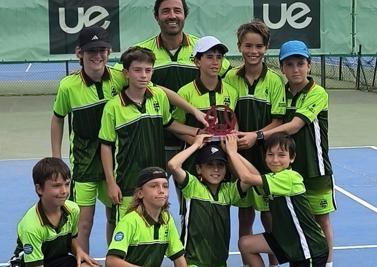 Equipo de tenis CTP Alcobendas con trofeo